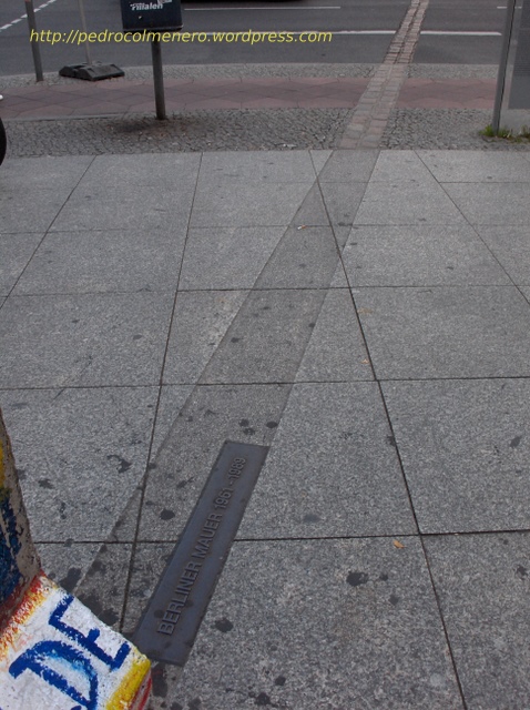 Antiguo trazado marcado en el suelo del muro de Berlin