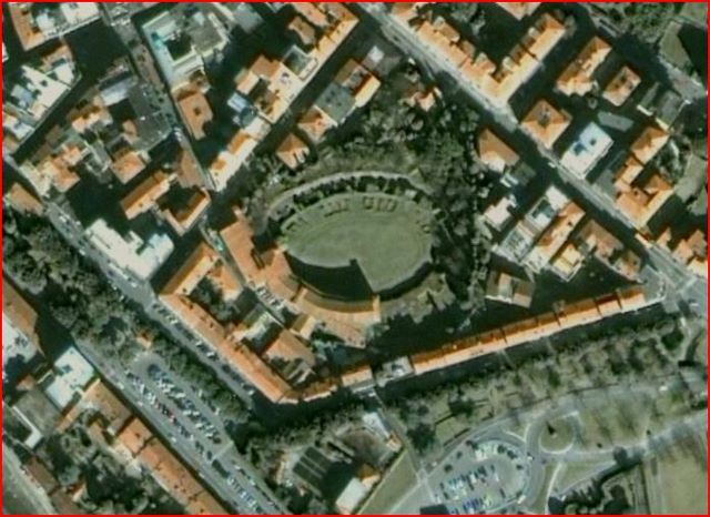 En Arezzo todavía se ven los restos del anfiteatro mientras que una parte del graderío está urbanizada. Arezzo, Italia.